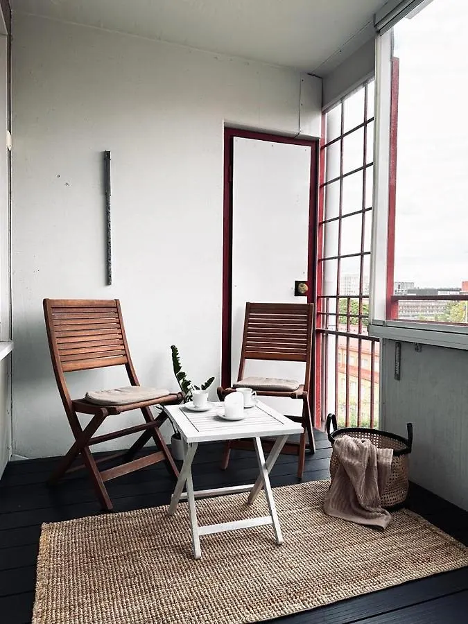 Modern 1 Bedroom With Free Parking contacts